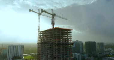Yüksek konutlu inşaat alanındaki vinçler kaldırılıyor. Miami 'de gayrimenkul geliştirme.