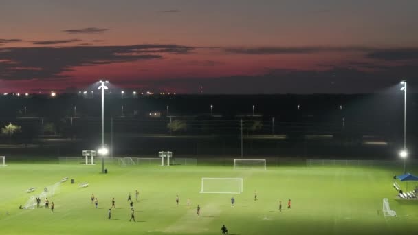 夜に照らされた公共のスタジアムでサッカーをする人々 アクティブなライフ コンセプト — ストック動画