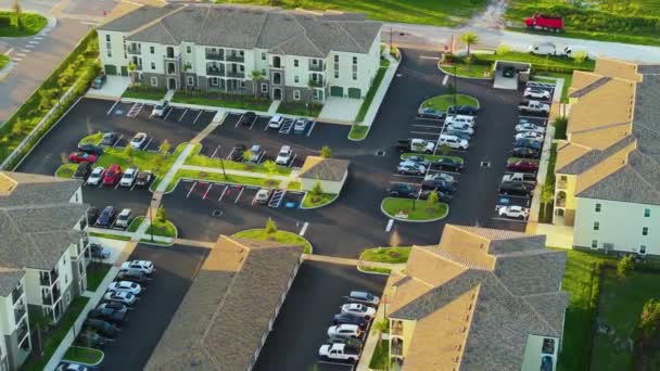 佛罗里达郊区新公寓公寓的俯瞰图 安静社区的家庭住房 美国郊区的房地产开发 — 图库视频影像