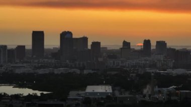 Günbatımında ABD 'nin Florida kentindeki Tampa şehrinin şehir merkezindeki çağdaş yüksek gökdelen binalarının görüntüsü. Ticari finans bölgesiyle Amerikan megapolis.
