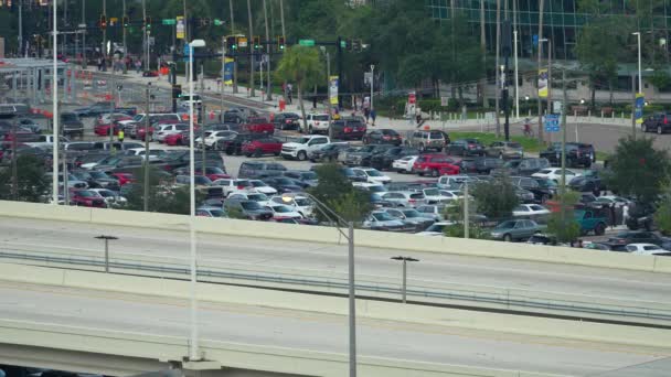 アメリカの交通インフラ フロリダ州タンパで高速運転車を搭載したアメリカの高架高速道路の航空眺望 — ストック動画