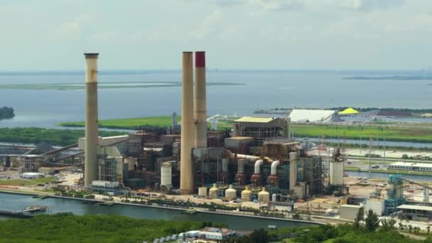 从上面俯瞰佛罗里达州坦帕附近阿波罗海滩的大型热力大弯曲发电厂 美国电网中用作化石燃料发电的煤炭 — 图库视频影像