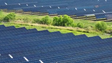 Temiz elektrik enerjisi üretmek için birçok sıra güneş paneli bulunan fotovoltaik enerji santralinin üzerinden görüntülenebilir. Hava kirliliği olmayan yenilenebilir elektrik kavramı.