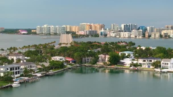 Bairro Rico Cidade Sarasota Flórida Com Casas Beira Mar Entre — Vídeo de Stock