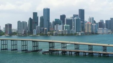 William M Powell Köprüsü, Miami Brickell, Florida, ABD şehir merkezinde. Şehir trafiği ve yüksek deniz manzaralı gökdelen binaları modern Amerikan megapolis 'inde.