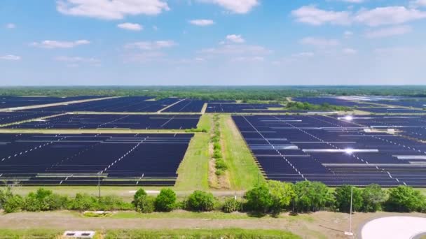 きれいな電気エネルギーを生成するためのソーラーパネルの多くの行を持つ太陽光発電所の上からの眺め 大気汚染のない再生可能エネルギーの概念 — ストック動画