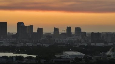 Florida, ABD 'nin Tampa şehrinin şehir merkezindeki şehir batımı manzarası. Modern Amerikan megapolis 'inde yüksek gökdelen binaları olan dramatik bir siluet..