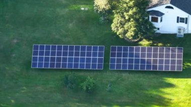 Arka bahçede tek başına duran çerçeveye monte edilmiş temiz ekolojik elektrik enerjisi üretmek için güneş panelleri. Özerk ev kavramı.