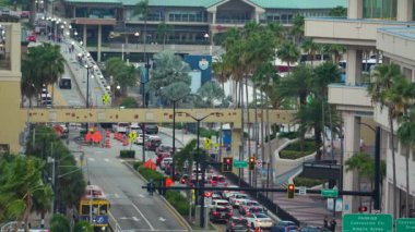 Tampa, Florida 'da trafiğin yoğun olduğu saatlerde sürüş arabaları olan bir Amerikan otoyolu. ABD ulaşım altyapısının üstünden görüntüle.