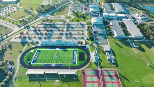フロリダ州ノースポートの公立学校にあるアメリカンフットボールスタジアム アメリカのスポーツインフラ施設 — ストック動画