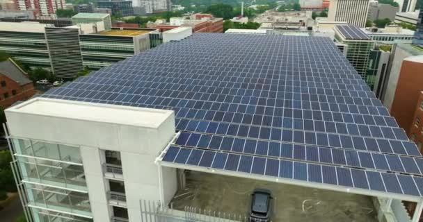 Painéis Solares Instalados Como Teto Sombra Sobre Garagem Estacionamento Com — Vídeo de Stock