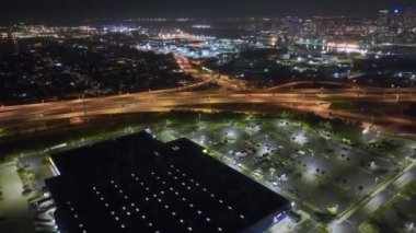 Tampa 'daki IKEA alışveriş merkezinin önündeki araçlar için gece görüş alanı. Otoparkta park yerleri ve yönler için çizgiler ve işaretler olan bir sürü araba var..