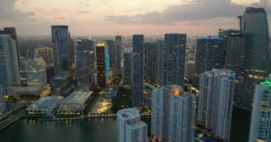 Miami Brickell 'in şehir merkezindeki şehir gece manzarası, Florida, ABD. Modern Amerikan megapolis 'indeki parlak gökdelen binalarıyla gökdelenler..