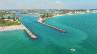 Narin beyaz kumlu Nokomis plajı ve Sarasota 'da Kuzey ve Güney Jetty, ABD. Birçok insan sıcak körfez suyunda banyo yapmaktan ve sıcak Florida güneşinin altında bronzlaşmaktan keyif alıyor..