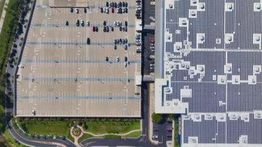 Ticari alışveriş merkezinin çatısında yeşil ekolojik elektrik üretmek için fotovoltaik panelleri olan güneş enerjisi santrali. Sürdürülebilir enerji konsepti üretimi.