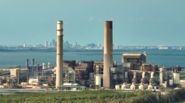 Tampa, Florida yakınlarındaki Apollo Beach 'teki büyük termal enerji santralinin görüntüsü. Kömür, Amerikan ızgarasında elektrik üretimi için fosil yakıt olarak kullanılır..