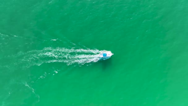 Маленькая Моторная Лодка Быстро Плывет Океанским Волнам Волновой Поверхностью Парусник — стоковое видео