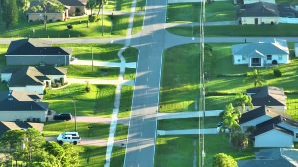 佛罗里达州美国小镇上的农村公路交通 在绿树和安静住宅区郊区街道之间有私人住宅 — 图库视频影像