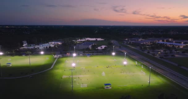 サッカースタジアムでサッカーに従事する人々とのパブリックスポーツパークの空中ビュー アクティブなライフ コンセプト — ストック動画