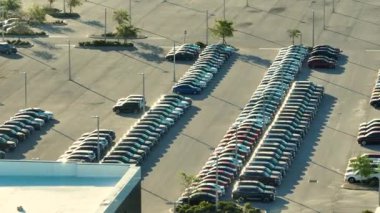 Satılık bir sürü yeni arabası olan büyük bir otopark satıcısı. Amerikan otomotiv endüstrisinin geliştirilmesi ve üretilen araç konseptinin dağıtımı.