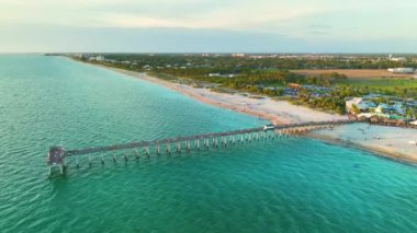 İnsanlar Florida 'daki Venice balıkçı iskelesinde tatilin tadını çıkarıyorlar. Deniz kenarında temiz hava alan yaz aktiviteleri.
