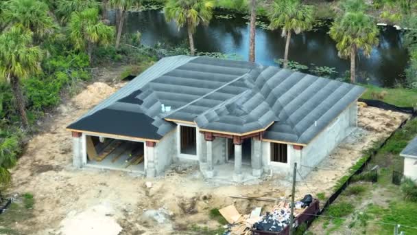 屋根の構造 アスファルト下層で覆われた屋上は シングルを設置する準備ができている層を感じました フロリダ州の不動産開発 — ストック動画