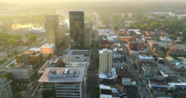 Lexington, Kentucky 'de. Lexington Kentucky 'nin şehir merkezindeki yüksek ofis binaları. Günbatımında iş dünyasının finans bölgesiyle Amerikan megapolis 'i.