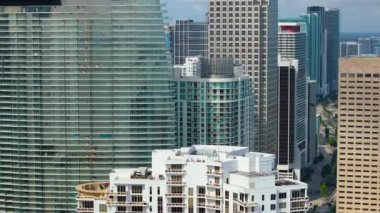 Florida, ABD 'deki Miami Brickell şehir merkezi. Modern Amerikan megapolis 'inde yüksek gökdelen binaları olan gökyüzü çizgisi