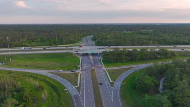Pohled Shora Rušné Americké Dálniční Křižovatky Rychle Pohybující Provoz Zelené — Stock video