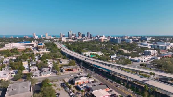 アメリカの交通インフラを上から眺める フロリダ州サンクトペテルブルクの高速運転車でアメリカの高架高速道路の航空眺め — ストック動画