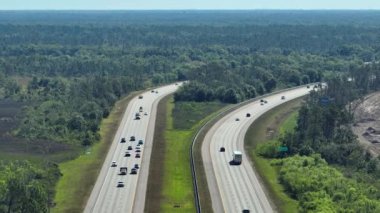 Florida 'daki American Geniş Otoyolu' ndan trafik yoğunken trafiğin yoğun olduğu yere bakın. ABD ulaştırma altyapı kavramı.