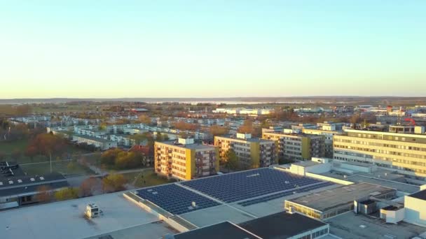 Memproduksi Energi Berkelanjutan Panel Surya Photovoltaic Listrik Dipasang Atap Pusat — Stok Video