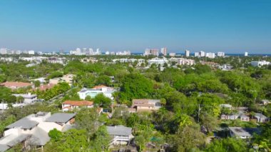 Fort Lauderdale, Florida 'daki yeşil palmiye ağaçları arasındaki pahalı deniz manzaralı evler. ABD 'de birinci sınıf konut geliştirme.