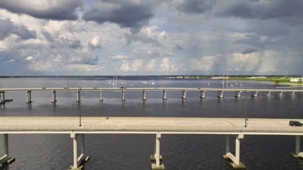 Vista Aérea Barron Collier Bridge Gilchrist Bridge Florida Con Tráfico — Vídeo de stock