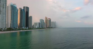 Sunny Isles Plajı 'ndaki Atlantik Okyanusu kıyısında pahalı oteller ve daireler. Güney Florida 'da liman kenarı Amerikan turizmi altyapısı