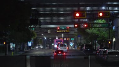 American City 'de trafik ışıkları ve gece hareket eden arabalarla kavşak. ABD 'de ulaşım sistemi.