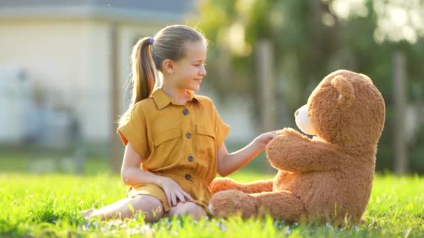 Vriendelijk Kind Meisje Schudden Poot Van Haar Nieuwe Teddybeer Vriend — Stockvideo