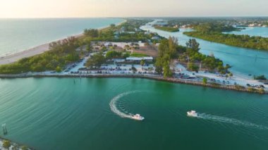 Ocean Beach otoparkına arabaların park edildiği bir yer. Güney Florida sahillerinde yaz tatili.