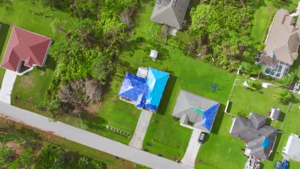 Luftaufnahme Beschädigter Hausdächer Hurrikan Ian Mit Blauer Schutzplane Gegen Undichtes — Stockvideo