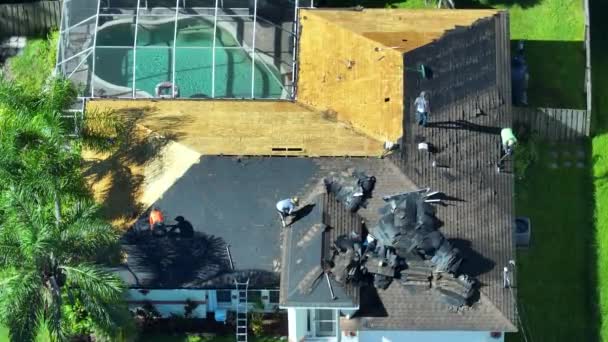 Robotnicy Budowlani Zmieniający Dach Domu Naprawa Domu Florydzie Usuwanie Starych — Wideo stockowe
