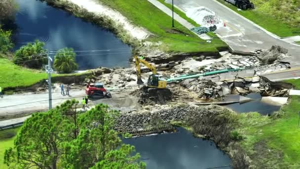 Vista Aérea Reconstrucción Del Puente Carretera Dañado Destruido Por Río — Vídeo de stock