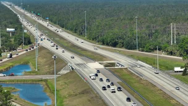 Повітряний Вид Американську Автостраду Багатьма Водійськими Машинами Годину Пік Флориді — стокове відео