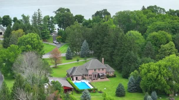 美国人在安大略湖滨的梦想之家就是美国郊区房地产开发的一个例子 从纽约罗切斯特住宅区海滨住宅的上方看 — 图库视频影像