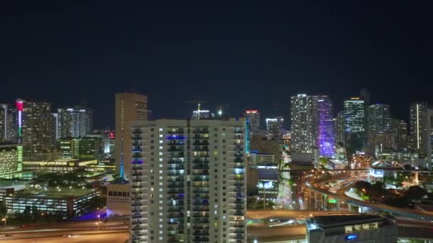 Blick Von Oben Auf Beleuchtete Hochhäuser Der Innenstadt Von Miami — Stockvideo
