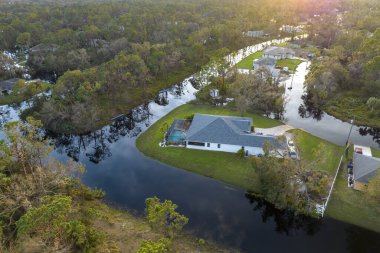 Florida yerleşim bölgesinde sağanak yağıştan sonra yerleşim yerlerini çevreleyen yüksek su baskınları. Doğal afetin sonuçları..