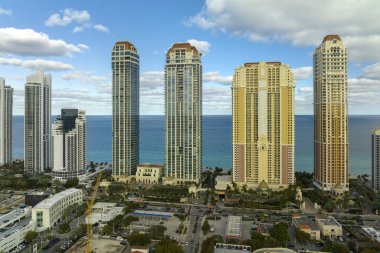 Sunny Isles Beach City 'deki Atlantik Okyanusu kıyısındaki lüks otellerin ve apartmanların manzarası. Güney Florida 'daki Amerikan turizm altyapısı.