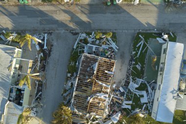 Kasırga Florida mobil evlerinin çatılarını tahrip etti. Doğal afetin sonuçları..