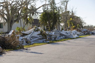 Florida gezici ev bölgesinde meydana gelen kasırgadan sonra ağır hasar gören evlerin yol kenarındaki çöp yığınları. Doğal afetin sonuçları..