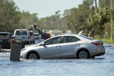 Florida yerleşim bölgesiyle çevrili bozuk arabalarla dolu bir kasırga. Doğal afetin sonuçları..