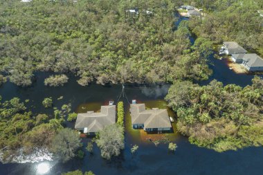 Doğal afet sonrası. Florida yerleşim bölgesinde Ian kasırgası ile sel basmış evler..